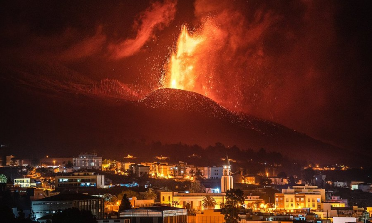 Lava iz vulkana La Palma stigla do mora