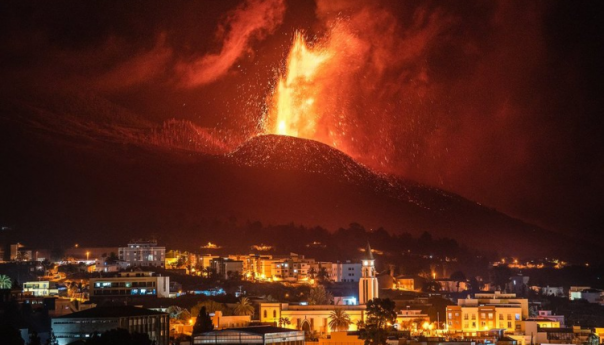 Lava iz vulkana La Palma stigla do mora