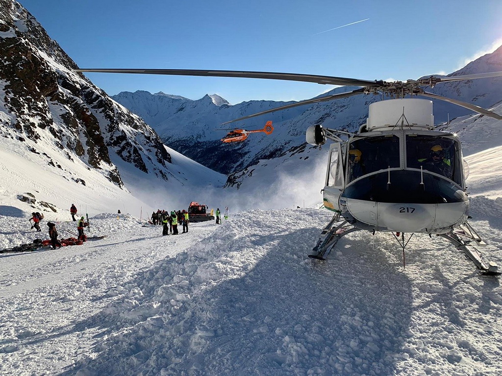 Lavina zatrpala ljude u švicarskim Alpama, helikopteri i psi tragaju za preživjelima