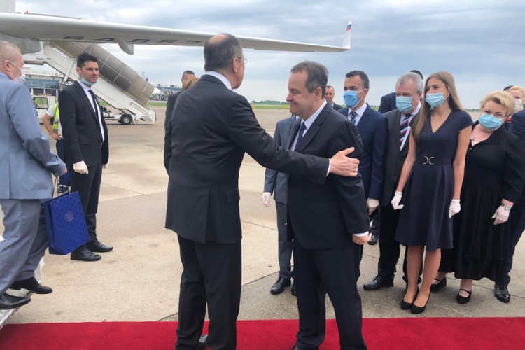 Lavrov Dačiću poklonio mikrofon sa posvetom