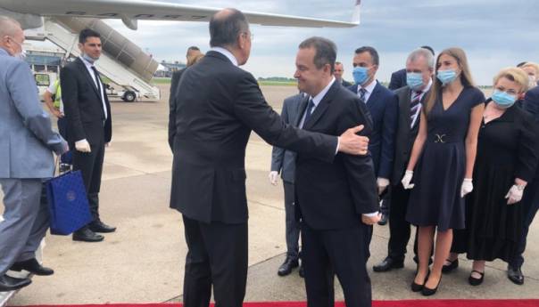 Lavrov Dačiću poklonio mikrofon sa posvetom