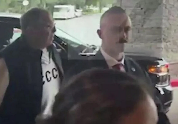 Lavrov ne krije namjere: Na Aljasku stigao u džemperu "SSSR"