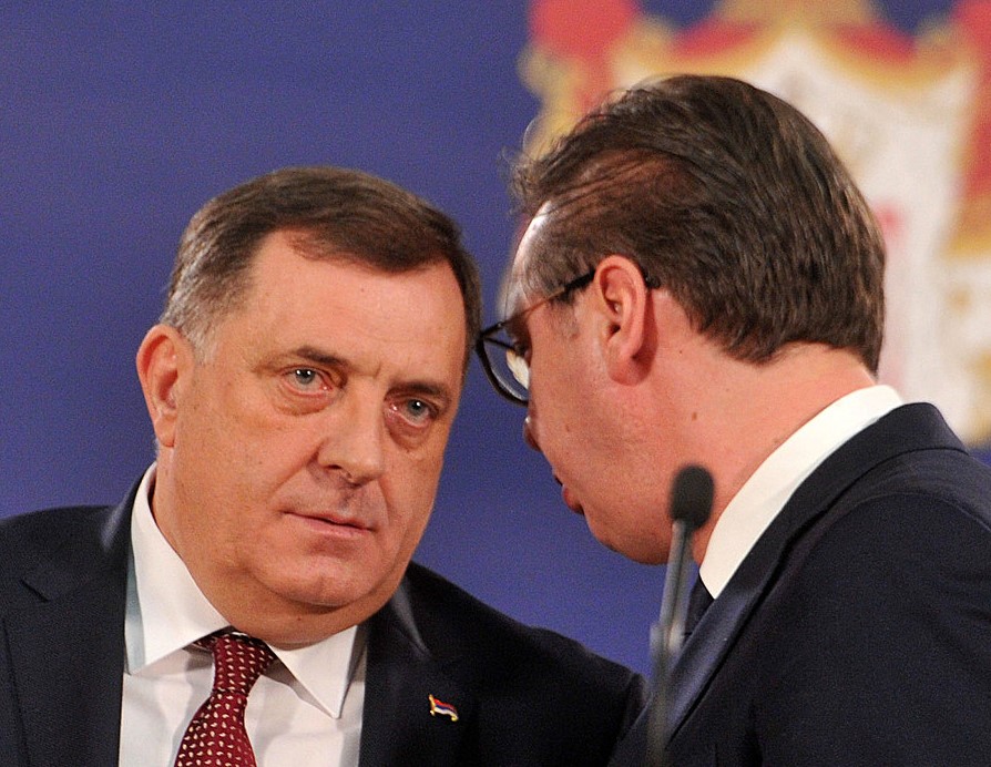 Lažni mirotvorac Vučić istovremeno teži "stabilnosti regiona", ali i štiti Dodika
