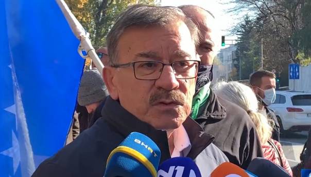 Lazović na protestima u Sarajevu: Dodik se mora zaustaviti