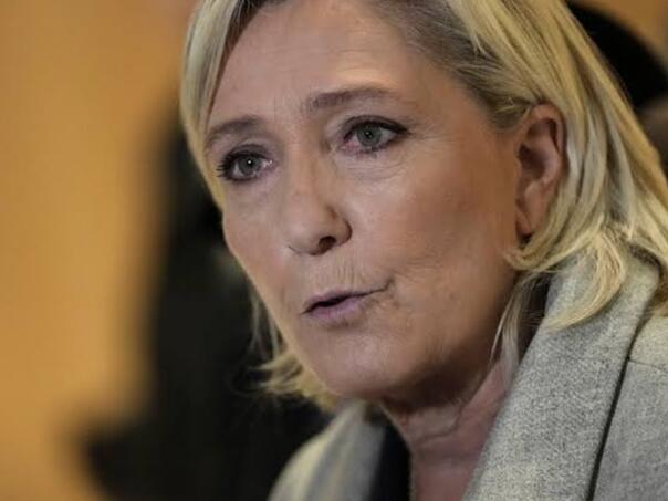 Le Pen ublažila stav: Ne tražim ostavku Macrona, Barnierov proračun bio je toksičan