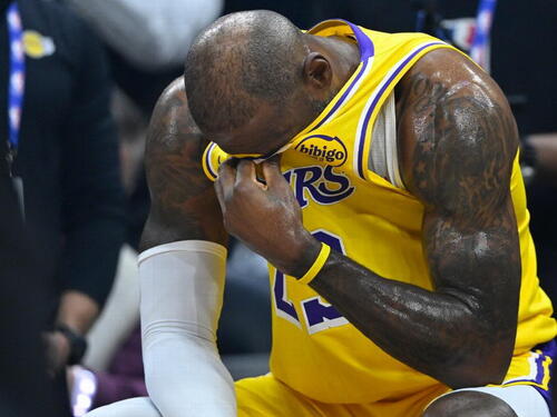 LeBronove suze tokom minute odmora, uvjerljiv poraz Lakersa