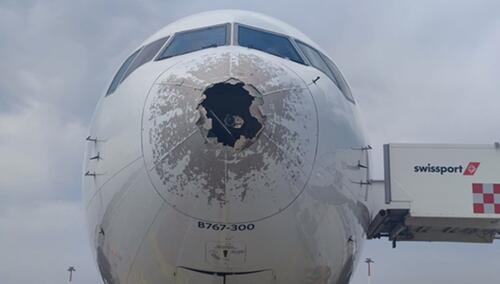 Led veličine teniske loptice oštetio avion