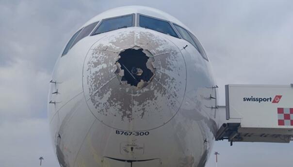 Led veličine teniske loptice oštetio avion