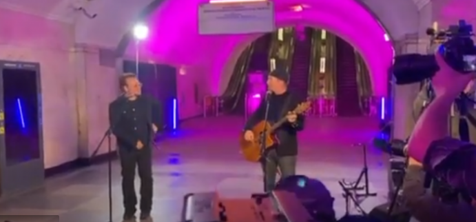 Legendarni Bono i U2 održali koncert na metro stanici u Kijevu