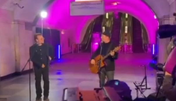 Legendarni Bono i U2 održali koncert na metro stanici u Kijevu