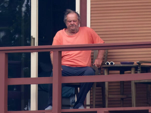 Legendarni glumac dvije decenije pati za bivšom, živi kao vuk samotnjak