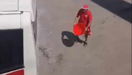 Legendarni navijač Haso po tradiciji prosuo vodu za 'Rođenima'