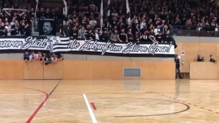 Legendarni Švabo došao u dvoranu, navijači Sturma u deliriju: Volimo te, Ivica Osim