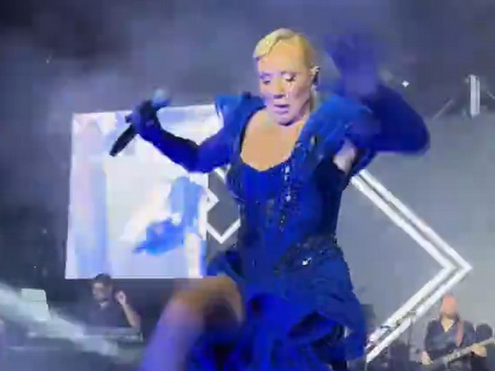 Lepa Brena izvela svoj legendarni pokret, a onda pala pred publikom