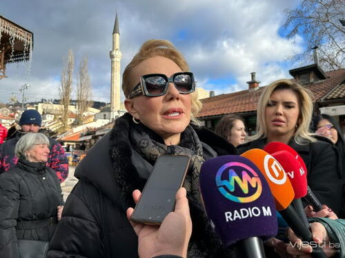 Lepa Brena prošetala Baščaršijom, uživala i u bosanskoj kafi