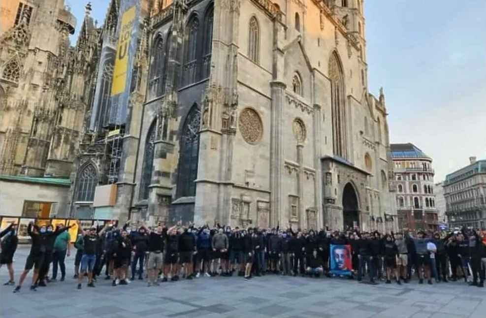 Lešinari sa likom Gavrila Principa u Beču, na tribinama i Dodik