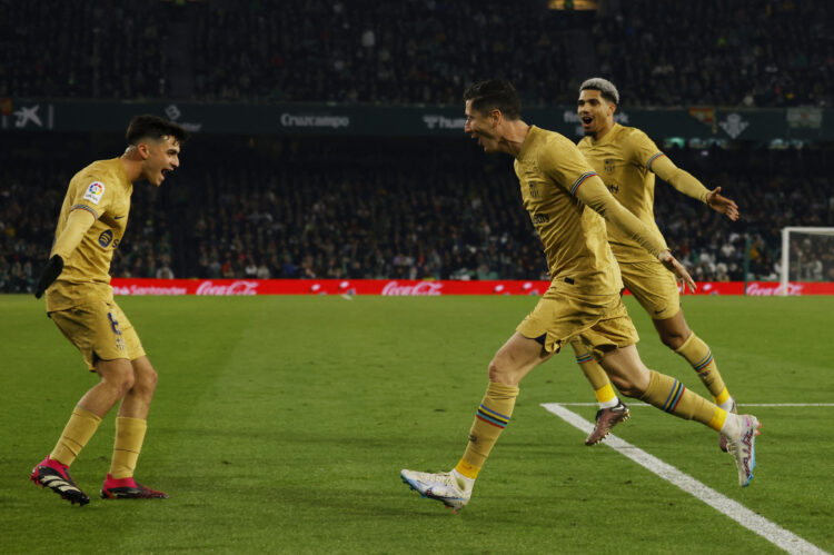 Lewandowski za Barcinih plus osam