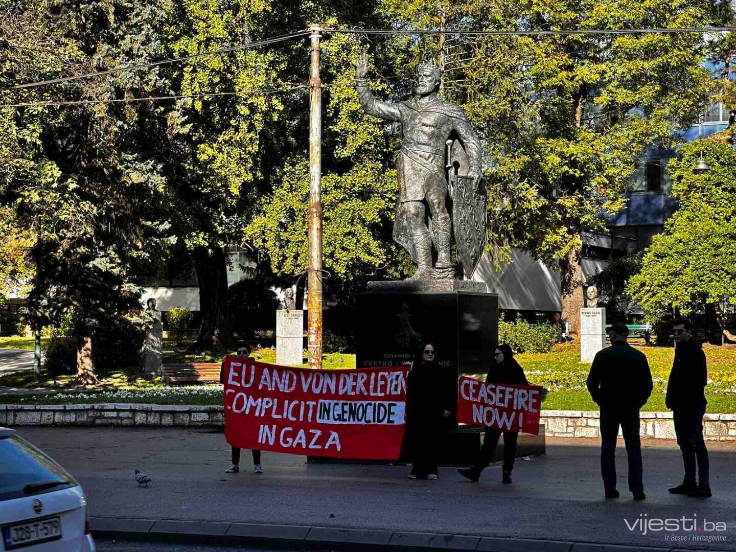 Leyen u Sarajevu dočekali transparenti s porukama o Gazi