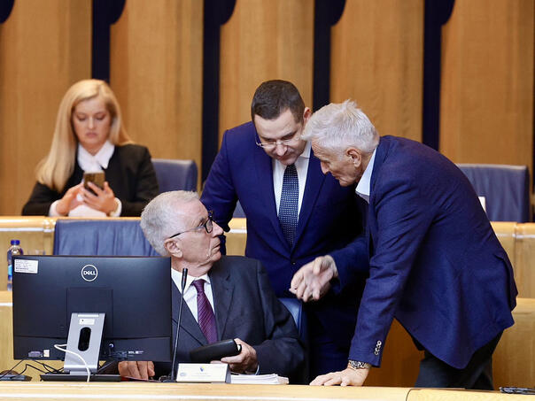 Licemjerni SNSD: Od ljudi traže da napuste posao, svoje fotelje ne daju