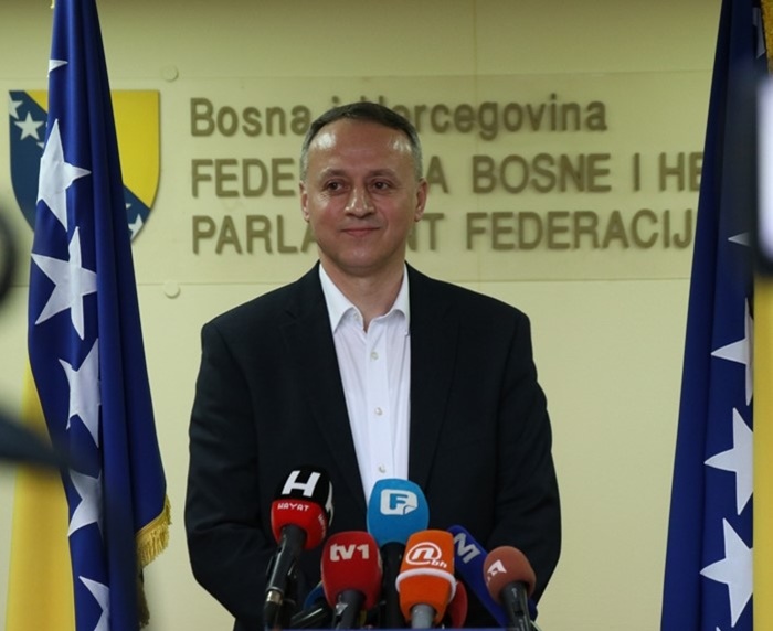 Almedin Aliefendić napustio SDA
