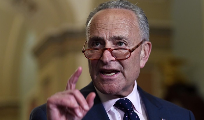 Lider demokrata u Senatu traži od Pencea da smijeni Trumpa