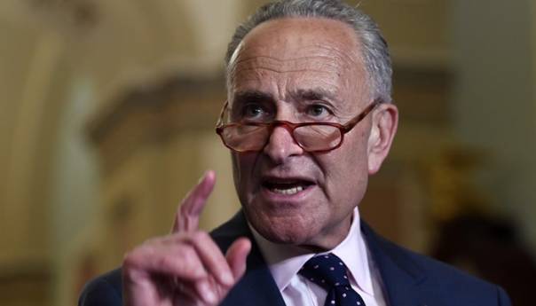 Lider demokrata u Senatu traži od Pencea da smijeni Trumpa