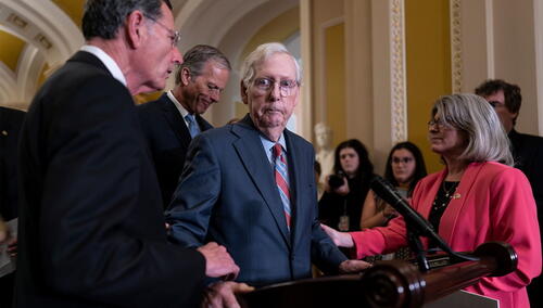 Lider Republikanaca u Senatu se 'zaledio' tokom konferencije za novinare