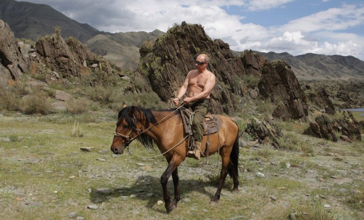 Lideri G7 ismijavali Putina zbog fotografija na kojima jaše konja gol do pasa
