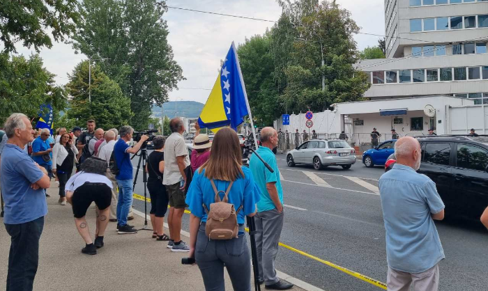 Lideri stranaka sa Schmidtom, ispred zgrade OHR-a protesti građana