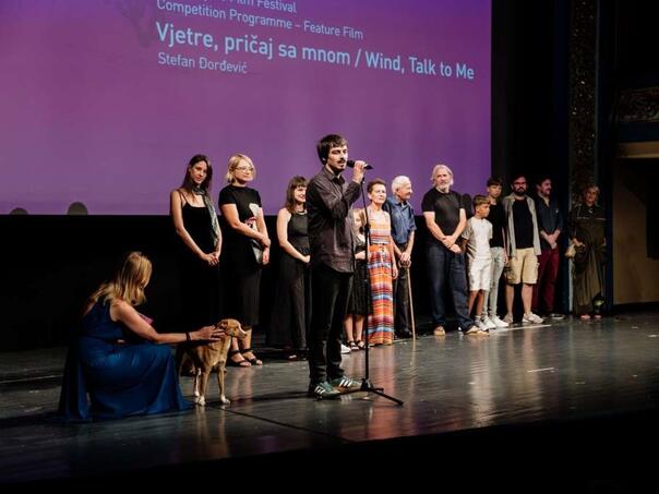 Lija, pas iz filma "Vetre, pričaj sa mnom", postala zvijezda crvenog tepiha