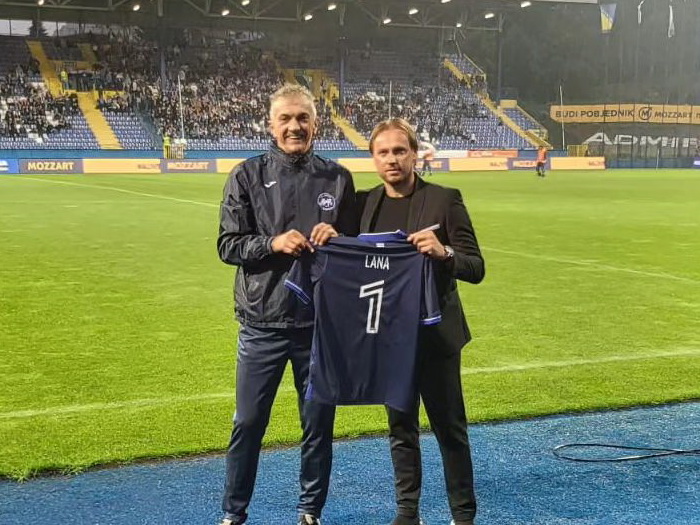 Lijep gest Plavih: Ocu Lane Pudar uručen dres s brojem 1
