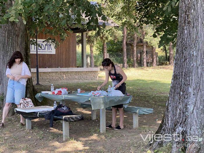 Likovna kolonija u Breškama kod Tuzle: U netaknutoj prirodi slikaju umjetnici iz nekoliko zemalja