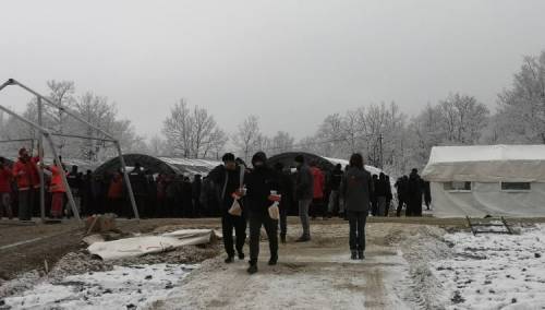 Prva grupa migranata i izbjeglica smještena u vojne šatore u kampu Lipa