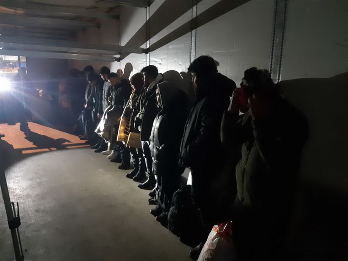 Litvanac kod Bosanske Gradiške u kamionu pokušao prokrijumčariti 27 migranata