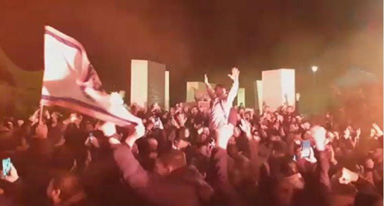 Livaja s navijačima pjevao: Mrzim Dinamo, srpsko ime to