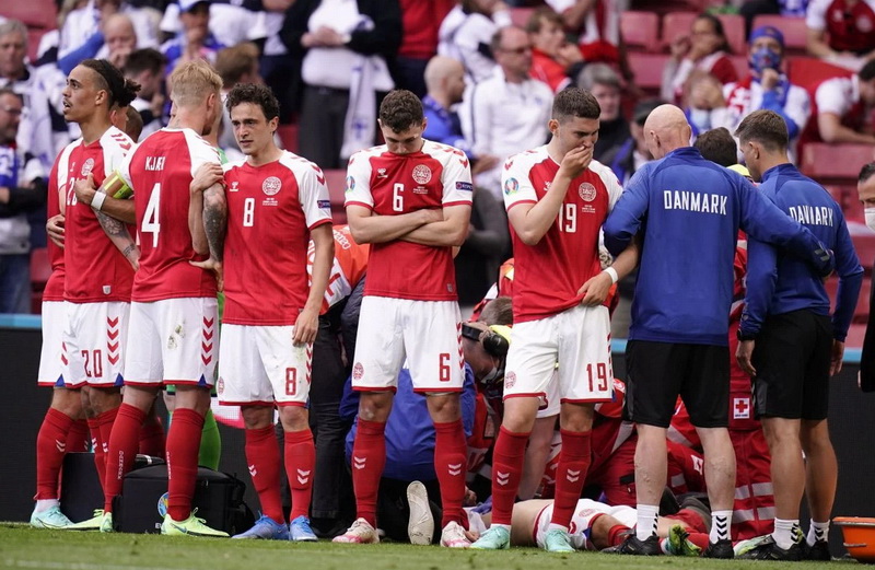 Ljekari oživljavaju Eriksena, utakmica prekinuta!