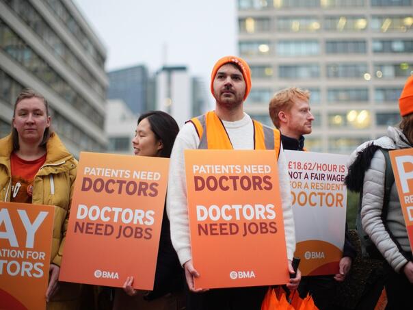 Ljekari u Engleskoj započeli petodnevni štrajk zbog plata i uslova rada