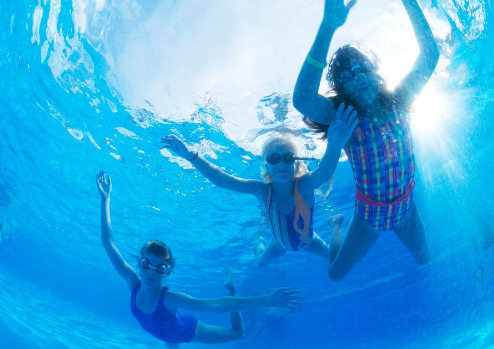 Ljeto je doba intenzivnog kupanja na bazenima: Ovo su koristi, ali i rizici