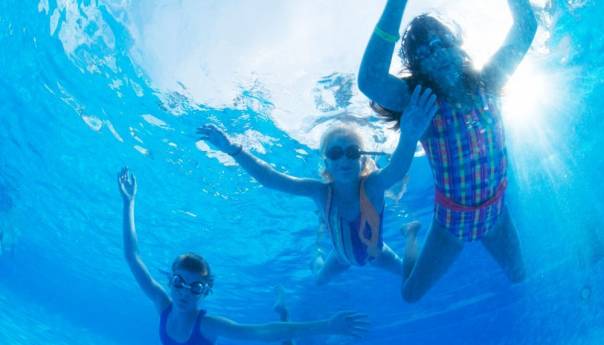 Ljeto je doba intenzivnog kupanja na bazenima: Ovo su koristi, ali i rizici
