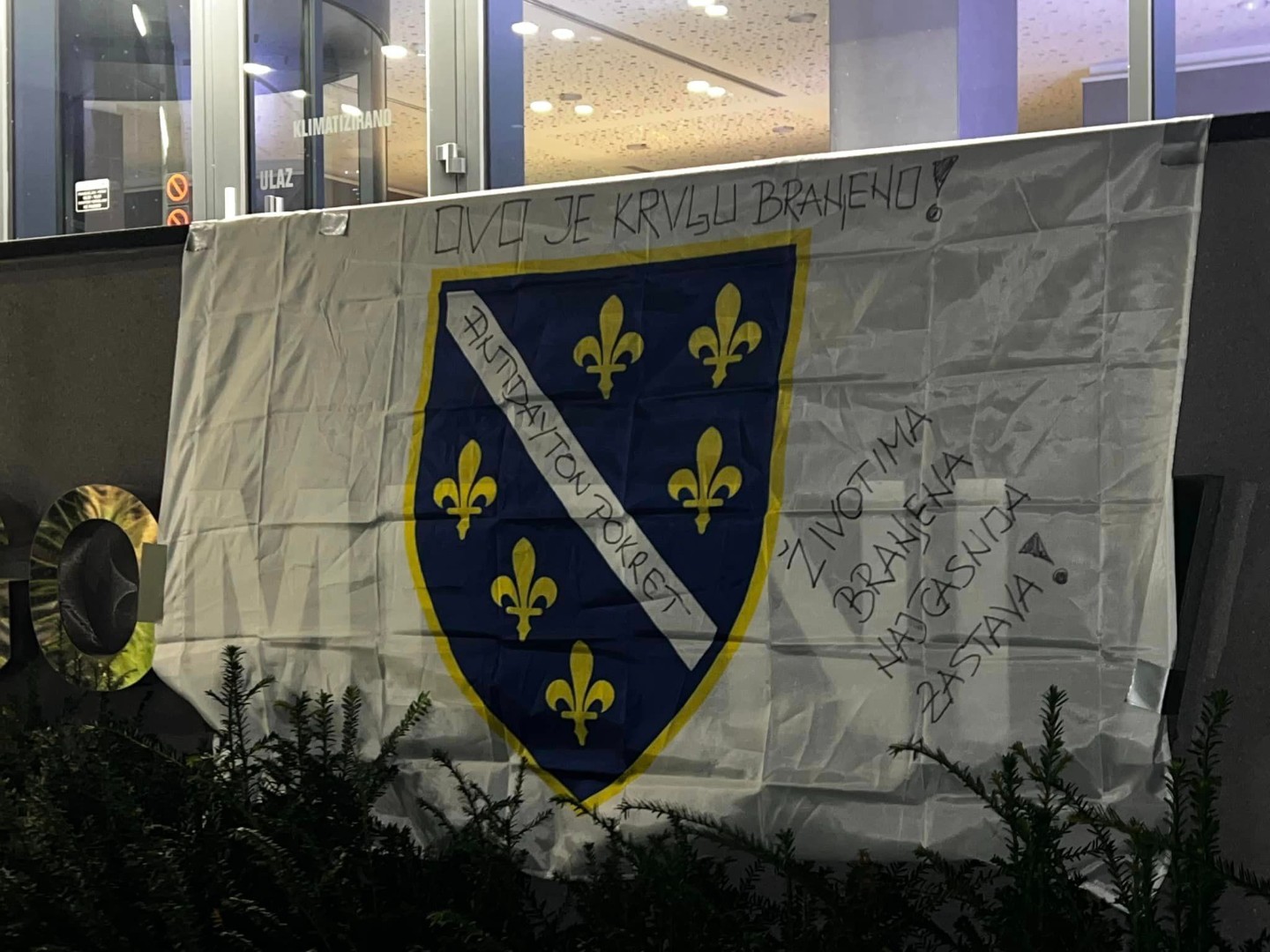 Foto / Ljiljani pred zgradom FSBiH: Ovo je krvlju branjeno!