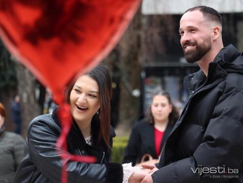 Ljubav u Sarajevu: Parovi za Valentinovo plesali na Trgu Oslobođenja