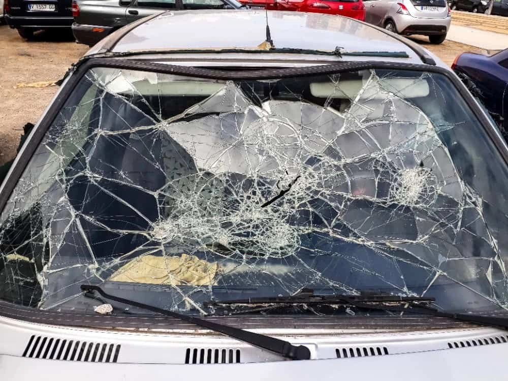 Ljubavna drama završila na sudu: Bivšem partneru razlupala automobil sjekirom