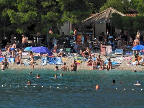 Grci ogorčeni ponašanjem turista: 'Mijenjanje pelena, narodnjaci...'