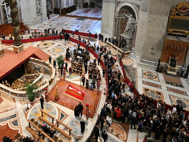 Ljudi satima čekaju u redu da bi vidjeli tijelo pape Franje