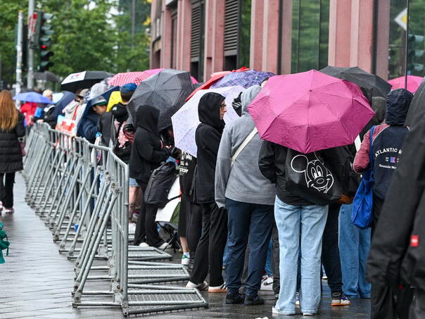 Ljudi satima čekali ispred prodavnice na kiši da kupe Labubu