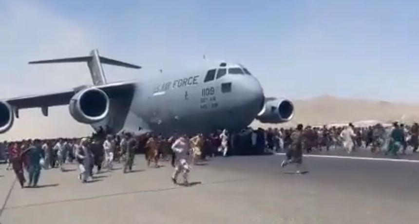 Ljudi se zavezali za točkove aviona pa se strmoglavili
