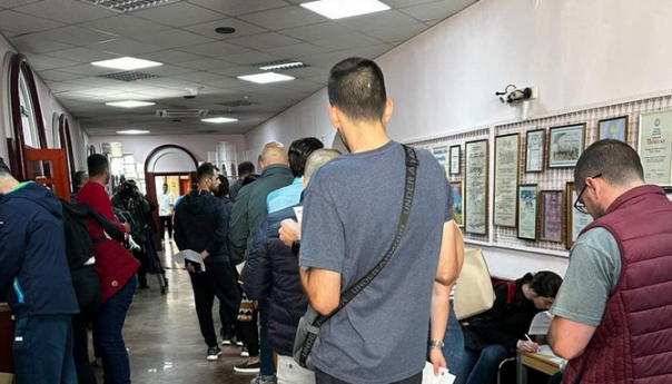 Ljudi u Beogradu čekaju jutros u redovima da daju krv