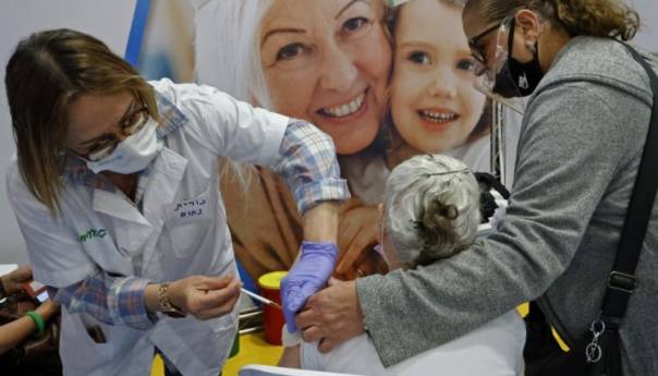 Ljudi u Tel Avivu mogu se cijepiti u baru, a uz to dobiju i besplatno piće