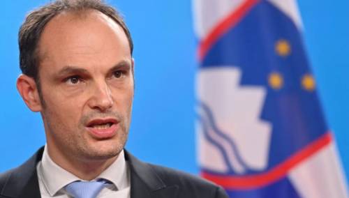 Logar: Srbija će morati da se odluči na kojoj stolici želi da sjedi