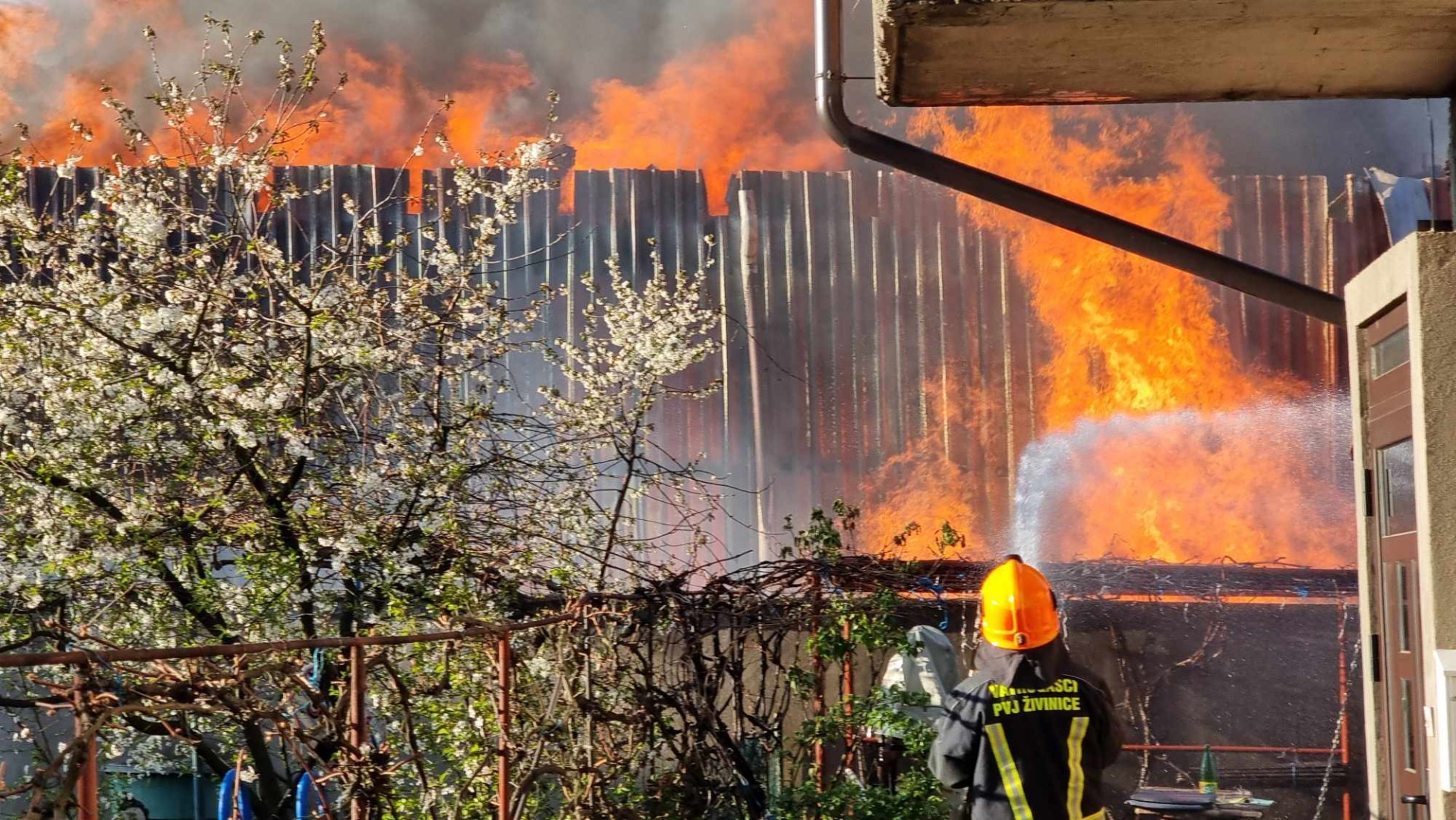 Lokaliziran požar na objektu firme u Živinicama, nastala velika šteta
